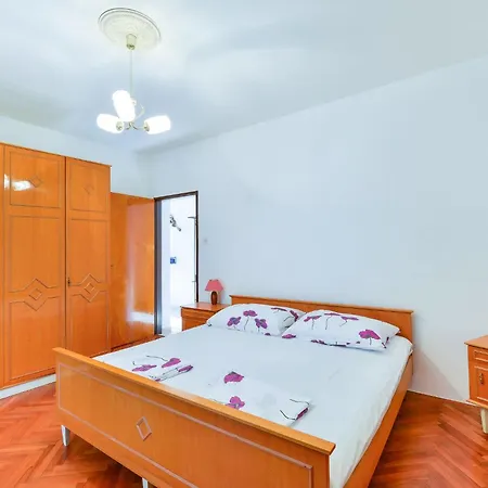 Apartman Basic Mario By Interhome Vir
